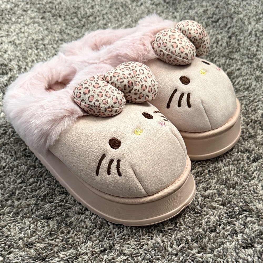 Brand New 
Hello Kitty Fuzzy Pink and Slippers big kids/woman size 4/5